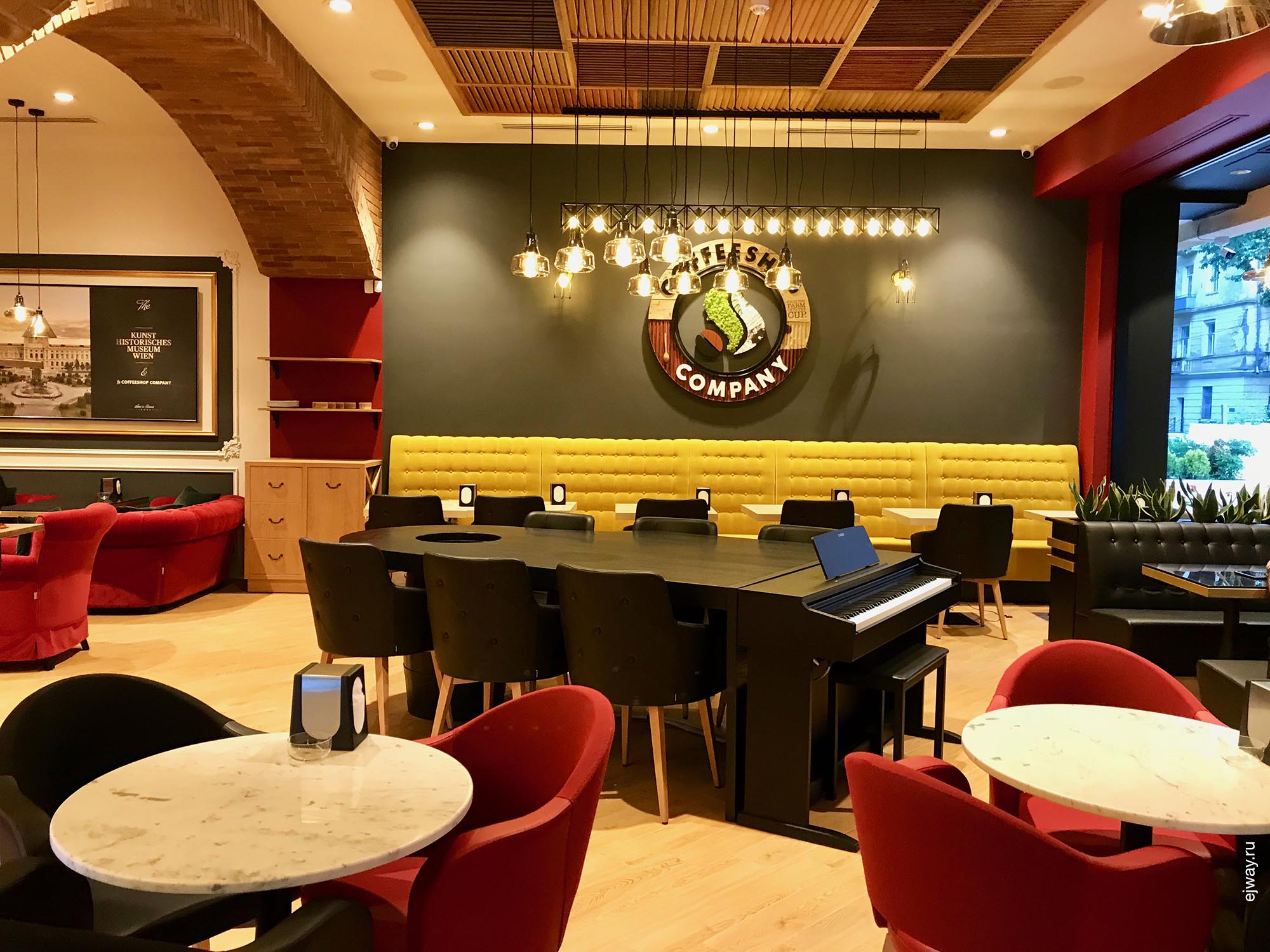 Грузия, Coffeeshop company. Тбилиси, ejway.ru, рояль, декорации, интерьер